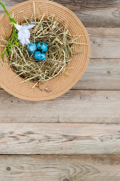 Гнездо Плетеной Шляпе Окрашенные Пятнистые Пасхальные Яйца Цветами Верхнем Левом — стоковое фото