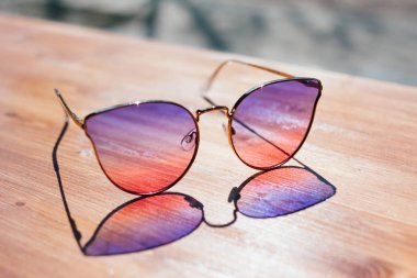 Güzel güneş gözlükleri güneş tablo yalan. Tonlama. Seçici odak.