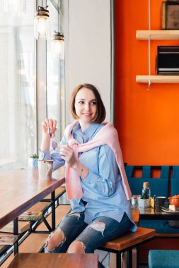 Genç güzel kadın bir kafede kahve içme. Tonlama.