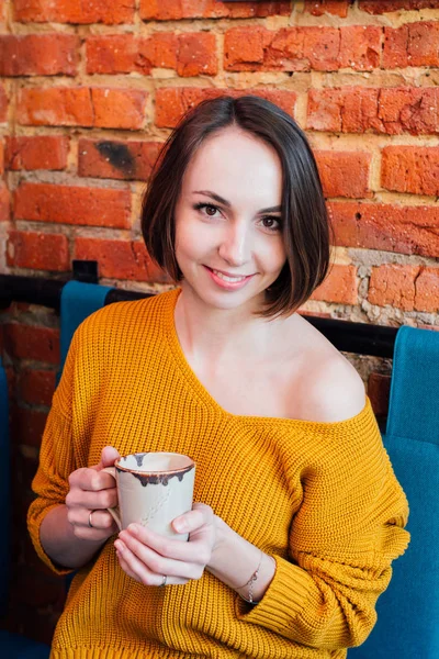 Joven Mujer Hermosa Bebiendo Café Café Tonificación — Foto de Stock