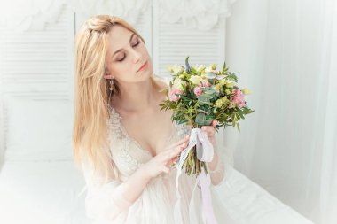 Boudoir gelinin sabah. Onların düğün günü için hazırlık bir sabahlık genç güzel kadın. Tonlama.