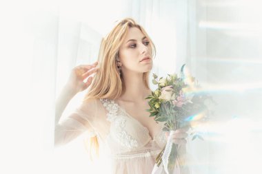 Boudoir gelinin sabah. Onların düğün günü için hazırlık bir sabahlık genç güzel kadın. Tonlama.