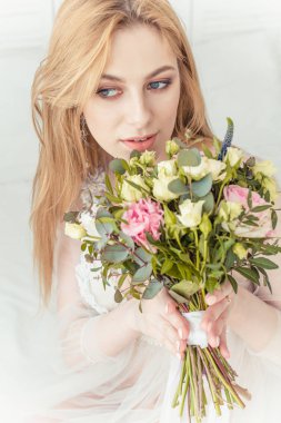 Boudoir gelinin sabah. Onların düğün günü için hazırlık bir sabahlık genç güzel kadın. Tonlama.