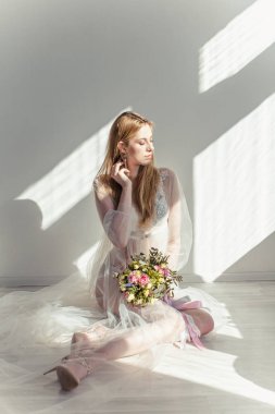 Boudoir gelinin sabah. Onların düğün günü için hazırlık bir sabahlık genç güzel kadın. Tonlama.