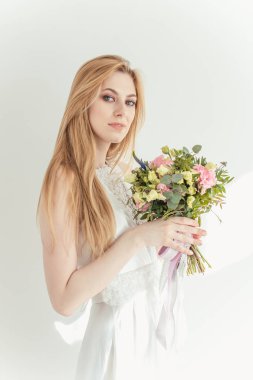 Boudoir gelinin sabah. Onların düğün günü için hazırlık bir sabahlık genç güzel kadın. Tonlama.