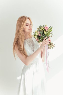 Boudoir gelinin sabah. Onların düğün günü için hazırlık bir sabahlık genç güzel kadın. Tonlama.