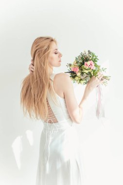 Boudoir gelinin sabah. Onların düğün günü için hazırlık bir sabahlık genç güzel kadın. Tonlama.