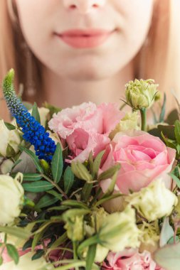 Boudoir gelinin sabah. Onların düğün günü için hazırlık bir sabahlık genç güzel kadın. Tonlama.