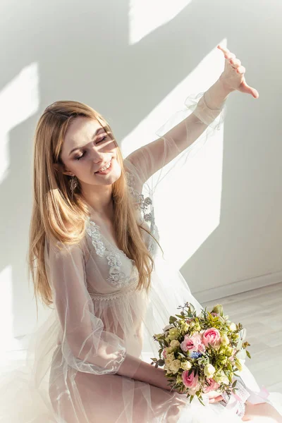 私室花嫁の朝 結婚式の日のための準備ネグリジェの若くてきれいな女性 調子を整える — ストック写真