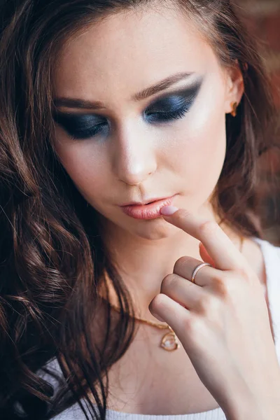 Zarif beyaz elbiseli uzun saçlı Genç güzel esmer kız. Gün batımında akşamları şehrin sokaklarında yürüyen kadın.