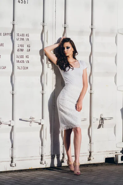 Mooie Brunette Meisje Met Lang Haar Elegante Witte Jurk Vrouw — Stockfoto