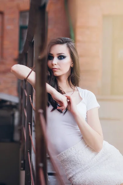 Joven Chica Morena Hermosa Con Pelo Largo Vestido Blanco Elegante — Foto de Stock