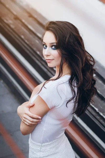 Mooie Brunette Meisje Met Lang Haar Elegante Witte Jurk Vrouw — Stockfoto