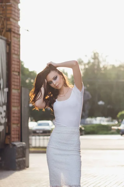 Joven Chica Morena Hermosa Con Pelo Largo Vestido Blanco Elegante —  Fotos de Stock