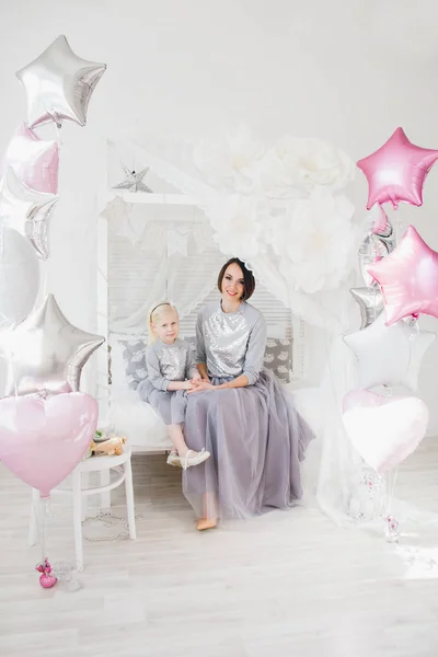 Lycklig Mor Och Dotter Vackra Kläder Fira Semestern Med Ballonger — Stockfoto