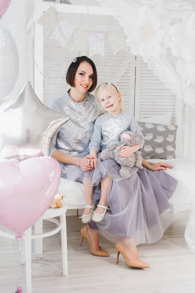 Lycklig Mor Och Dotter Vackra Kläder Fira Semestern Med Ballonger — Stockfoto