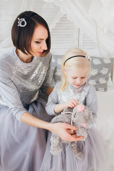 Lycklig Mor Och Dotter Vackra Kläder Fira Semestern Med Ballonger — Stockfoto