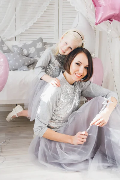 Lycklig Mor Och Dotter Vackra Kläder Fira Semestern Med Ballonger — Stockfoto
