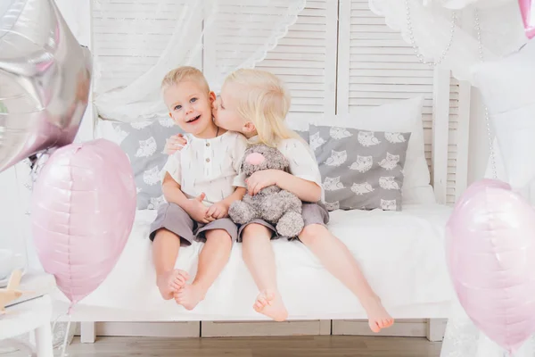 Lilla Syster Och Bror Sitter Sängen Outfits Semester Med Ballonger — Stockfoto