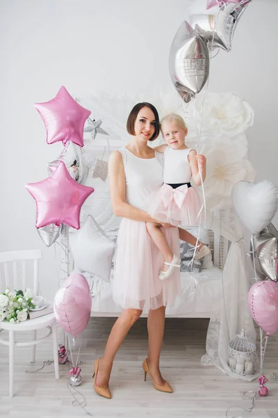 Lycklig Mor Och Dotter Vackra Kläder Fira Semestern Med Ballonger — Stockfoto