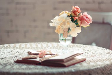 Bir vazoda çiçekler ile hassas kompozisyon rustik tarzda dekore edilmiş. Seçici odak. Vintage tonlama.