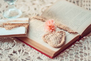 Eski kitaplar ile hassas kompozisyon rustik tarzda dekore edilmiş. Seçici odak. Vintage tonlama.