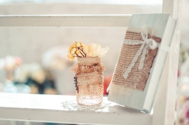 Bir vazoda çiçekler ile hassas kompozisyon rustik tarzda dekore edilmiş. Seçici odak. Vintage tonlama.