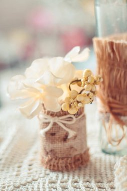 Bir vazoda çiçekler ile hassas kompozisyon rustik tarzda dekore edilmiş. Seçici odak. Vintage tonlama.