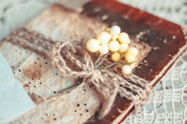 Eski kitaplar ile hassas kompozisyon rustik tarzda dekore edilmiş. Seçici odak. Vintage tonlama.