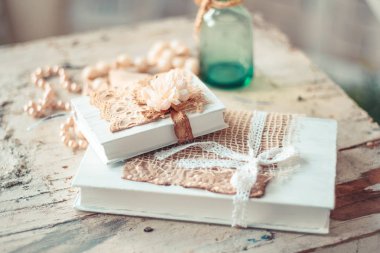 Eski kitaplar ile hassas kompozisyon rustik tarzda dekore edilmiş. Seçici odak. Vintage tonlama.