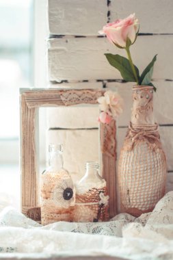 Bir vazoda çiçekler ile hassas kompozisyon rustik tarzda dekore edilmiş. Seçici odak. Vintage tonlama.