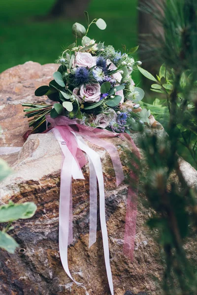 Hermoso Ramo Novia Encuentra Una Piedra Accesorios Boda Estilo Rústico — Foto de Stock