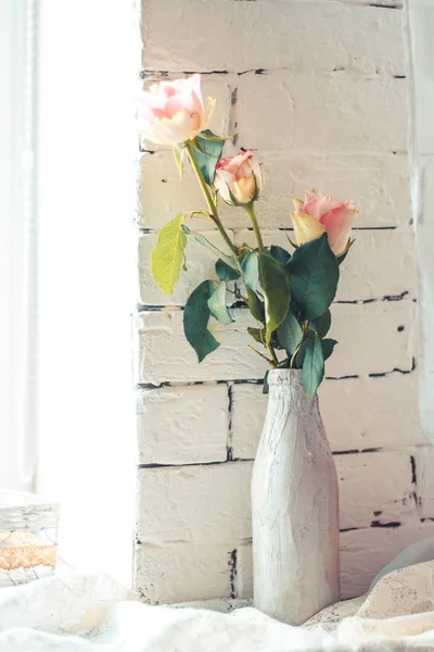 Composición Delicada Con Flores Jarrón Decorado Estilo Rústico Enfoque Selectivo — Foto de Stock