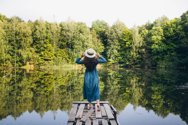 Beautiful Young Girl Hat Resting Autumn Lake Bridge Toning — Stock Photo, Image