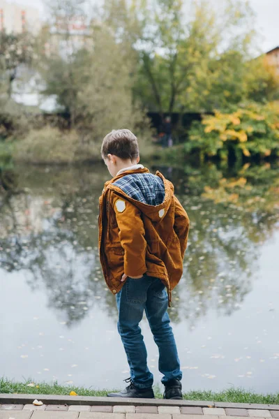 Carino Ragazzo Cammina Posa Colorato Parco Autunnale Ragazzo Alza Con — Foto Stock