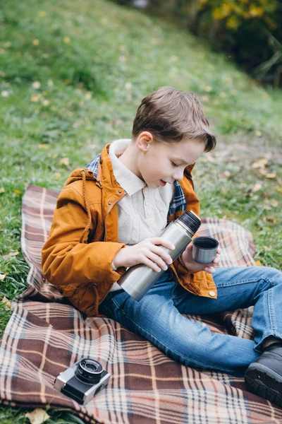 Carino Ragazzo Cammina Posa Colorato Parco Autunnale Ragazzo Versa Caldo — Foto Stock