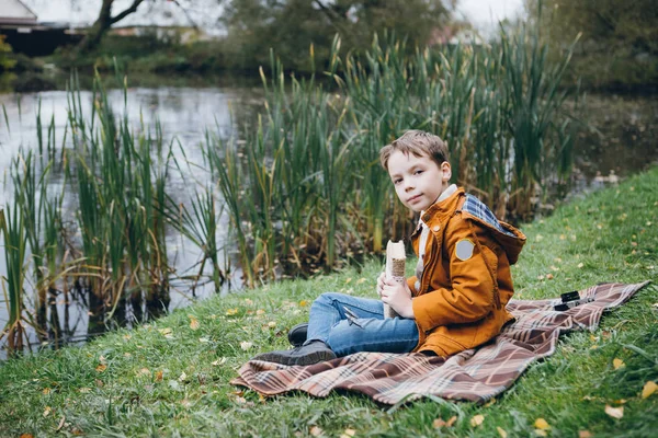 Carino Ragazzo Cammina Posa Colorato Parco Autunnale Ragazzo Che Legge — Foto Stock