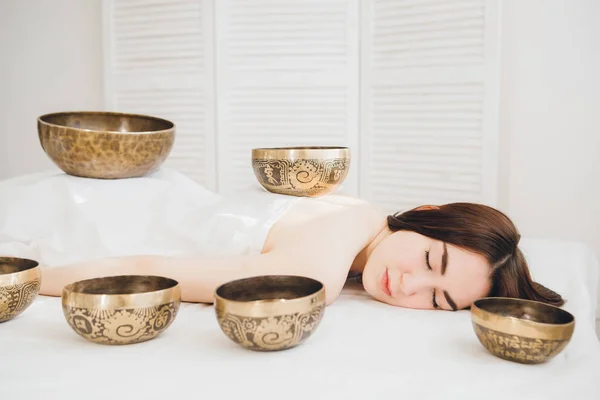 Junges Schönes Mädchen Bei Der Massage Therapie Klangschalen Wellnessbereich Das — Stockfoto