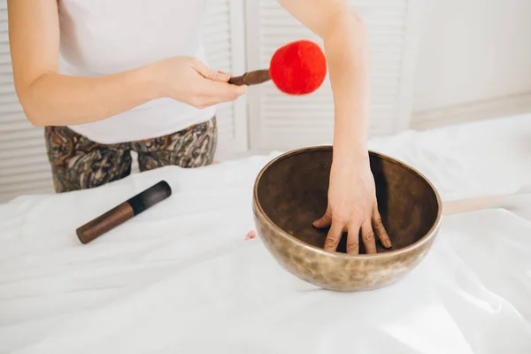 Joven Chica Hermosa Haciendo Terapia Masaje Cantando Cuencos Spa Concepto —  Fotos de Stock