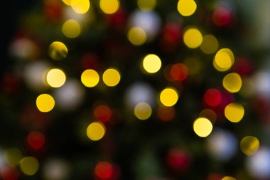 Bokeh ışıkları ile arka plan bulanık. Noel ve yeni yıl ruh hali.