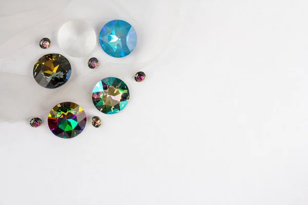 Kryształy Kamieni Szlachetnych Biżuterii Rozrzucone Białym Tle — Zdjęcie stockowe