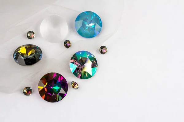 Krystaly Drahých Kamenů Pro Šperky Které Jsou Roztroušeny Bílém Pozadí — Stock fotografie