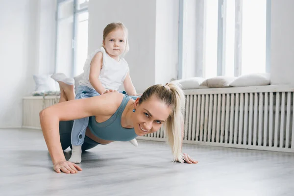 Genç Sportif Anne Bebek Kız Egzersizleri Birlikte Spor Yapın Üst — Stok fotoğraf