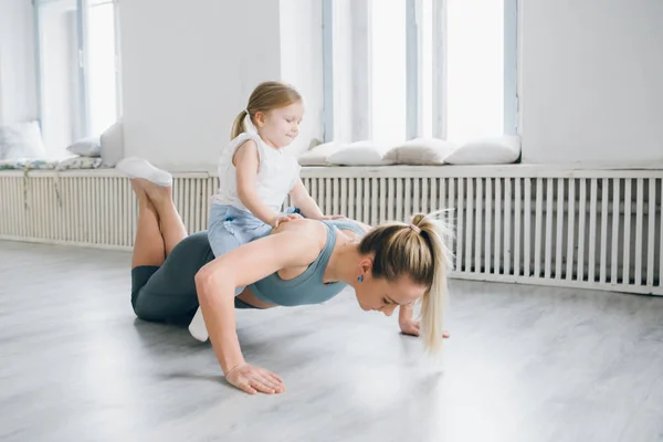 Genç Sportif Anne Bebek Kız Egzersizleri Birlikte Spor Yapın Üst — Stok fotoğraf