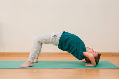 Sevimli küçük çocuk spor salonunda yoga yapmak öğrenme. Spor ve sağlıklı yaşam kavramı.