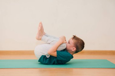 Sevimli küçük çocuk spor salonunda yoga yapmak öğrenme. Spor ve sağlıklı yaşam kavramı.