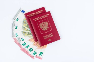 Pasaportlar ve Euro banknot beyaz arka plan üzerinde görünümü top. Seyahat kavramı.