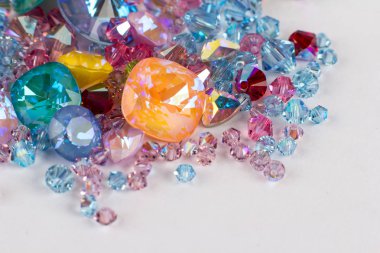 Değerli taşlar kristal takı için beyaz arka plan üzerinde dağınık. Lüks kavramı.