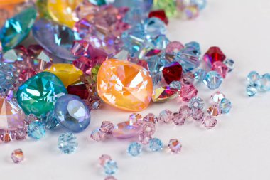 Değerli taşlar kristal takı için beyaz arka plan üzerinde dağınık. Lüks kavramı.