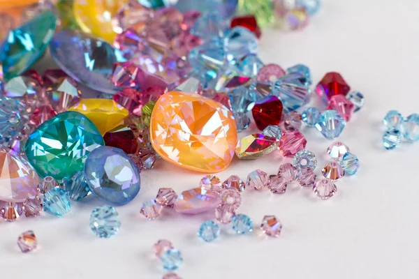 Değerli taşlar kristal takı için beyaz arka plan üzerinde dağınık. Lüks kavramı.